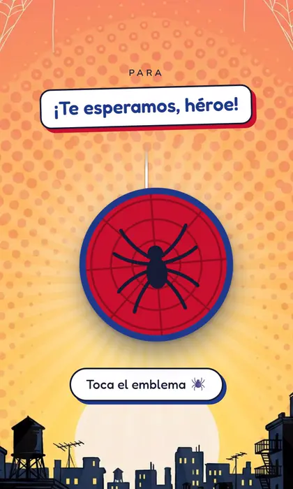 Invitación digital de cumpleaños con tema de héroe araña, emblema colgante y ciudad al atardecer